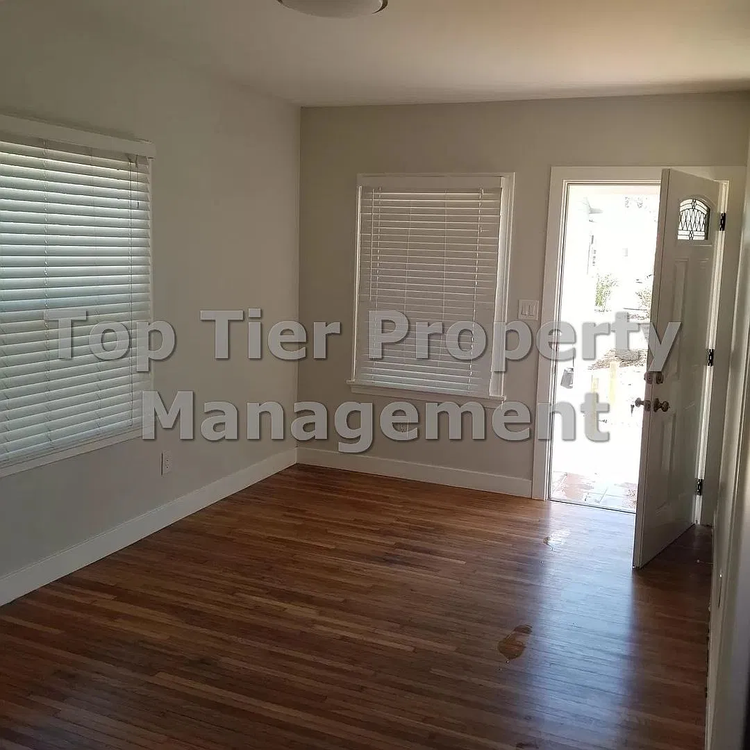 Charming 1 Bed / 1 Bath Cottage in South Park - Available 11/19 — Photo 3