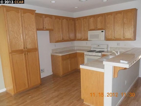 4th image of 921 Centennial Dr