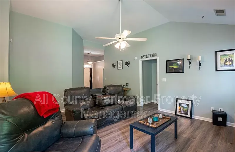 3 bed, 2.0 bath, 1375 sqft, $1,845 — Photo 4