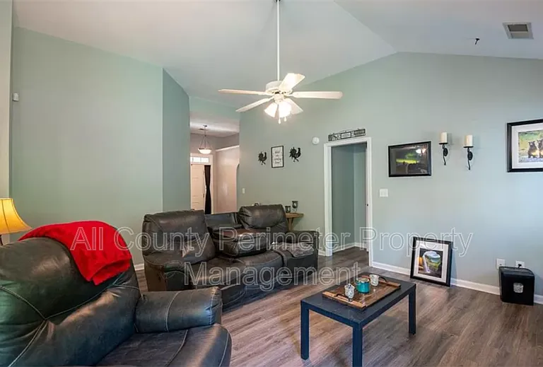 708 Riverside Dr NW — Photo 4