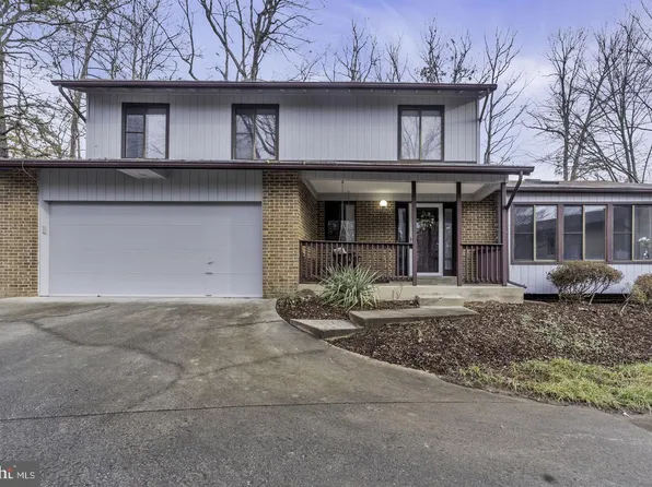 10422 Woodbury Woods Ct, Fairfax, VA 22032