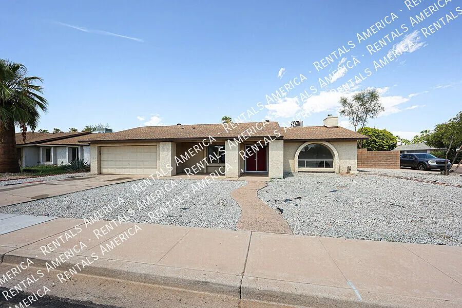 4 Bedroom Home in Mesa — Photo 2
