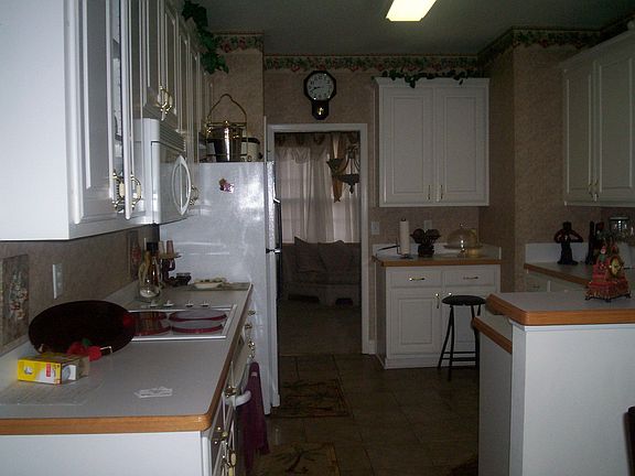 Kitchen w/ tile flooring 