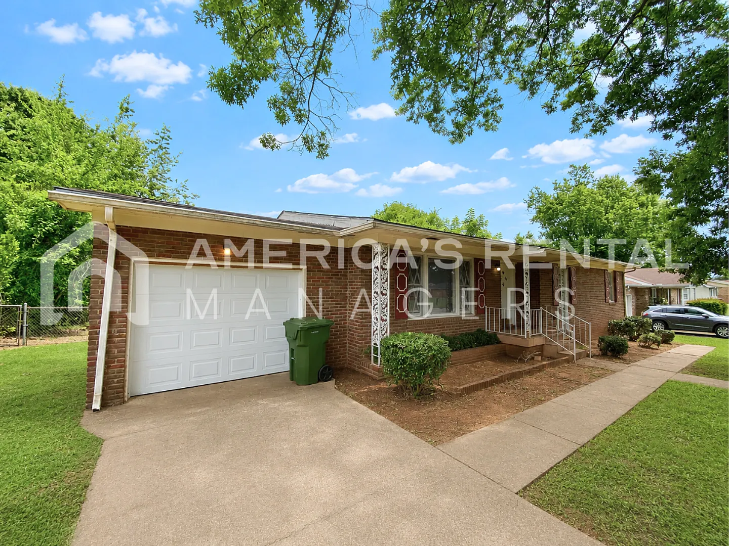 Home For Rent In Huntsville! Minutes From Downtown & Bridge Street Town Centre! Available Now! — Photo 2