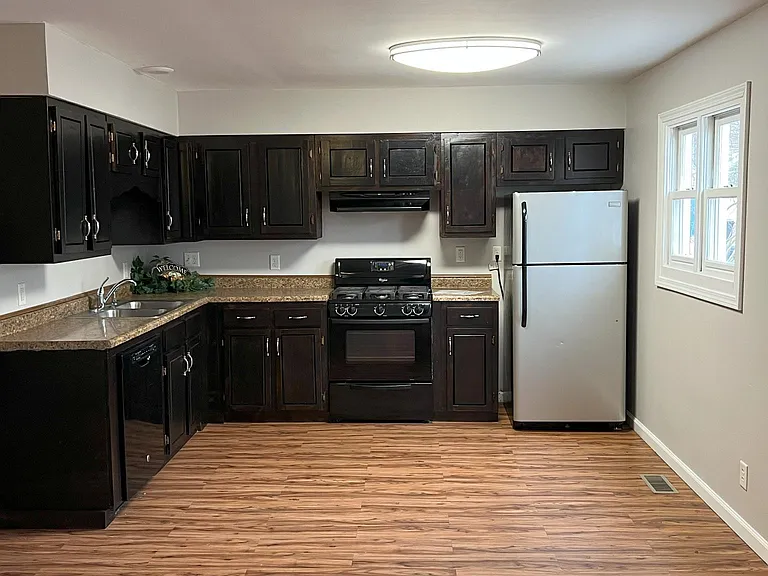 4 Squire Ct — Photo 2