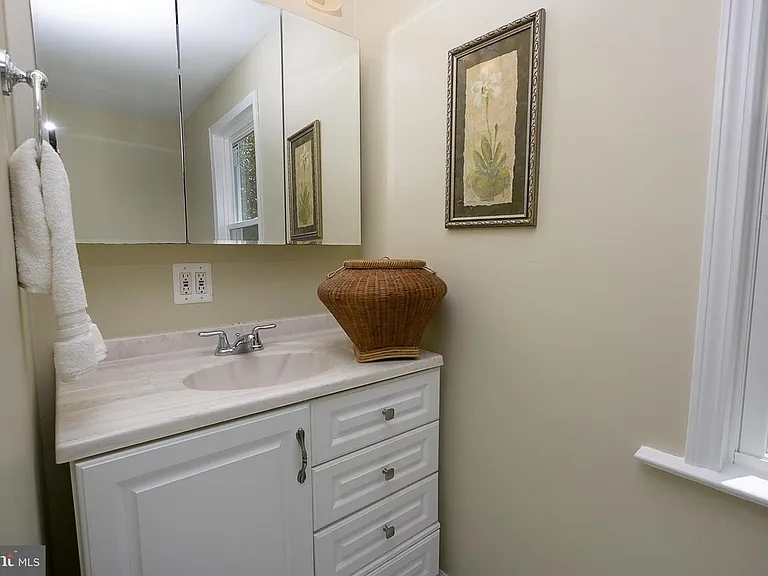 611 Hilltop Rd — Photo 5