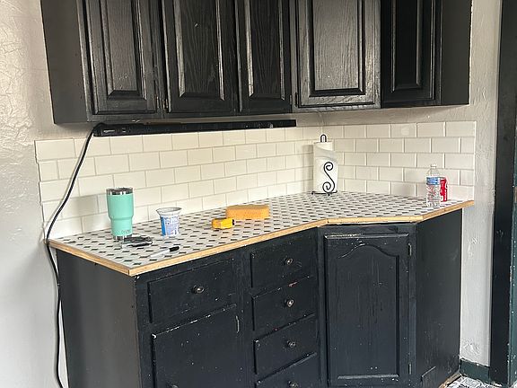 5th image of 904 W Maumee St