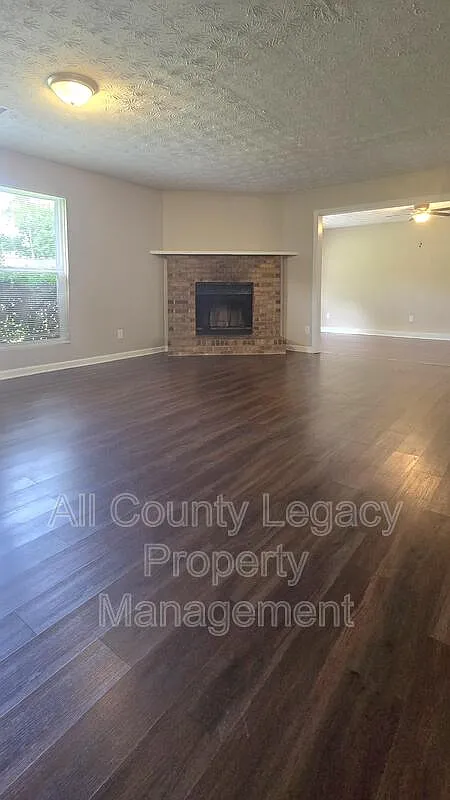 3 bed, 2.0 bath, 1464 sqft, $1,695 — Photo 2