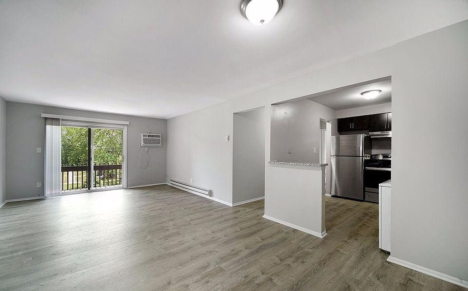 1st image of 622 W 39th Pl #2