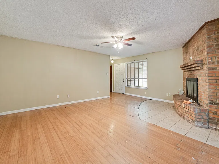 512 E Willow Ln — Photo 12