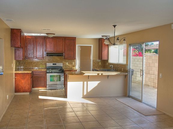 Kitchen & Breakfast Area