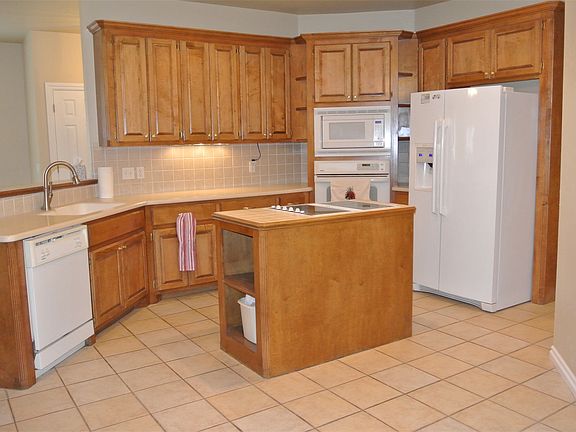 Large kitchen with island/fridge/bkfst bar