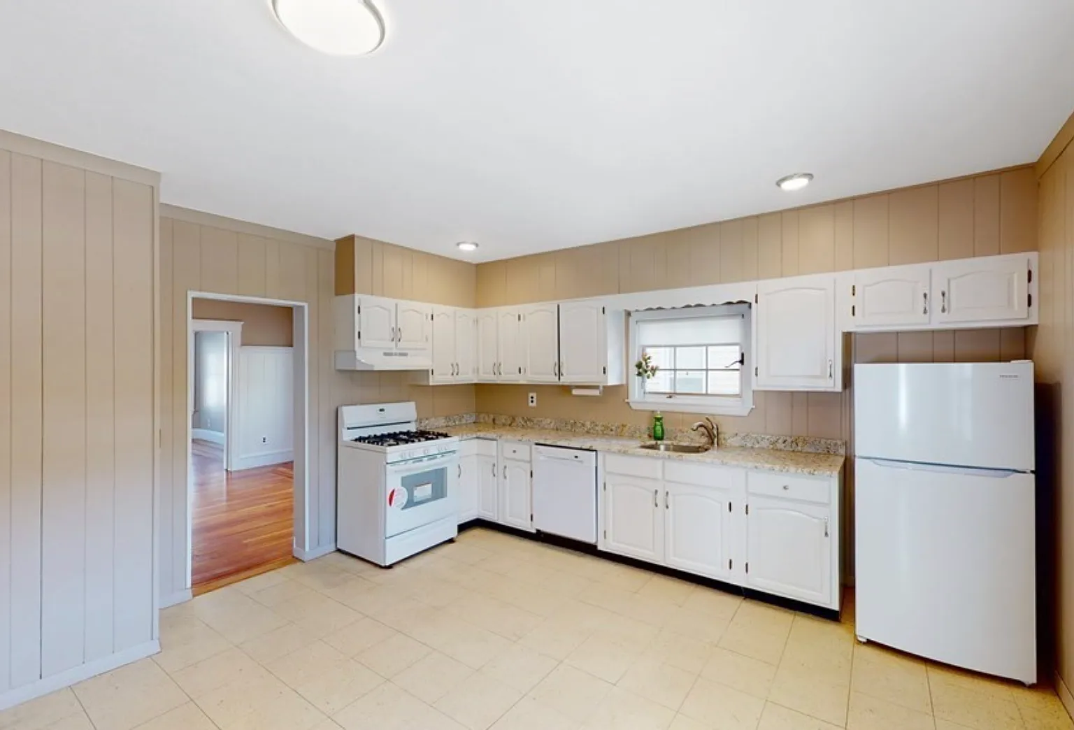 3 bed, 1300 sqft, $3,850 — Photo 4