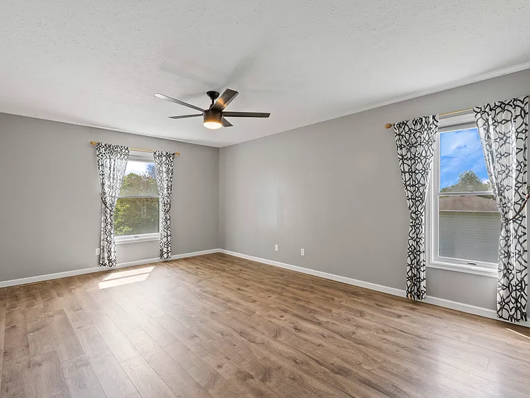 4690 Lindbergh Dr — Photo 36