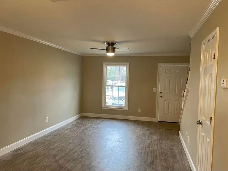 2220 Oakwood Ln — Photo 2