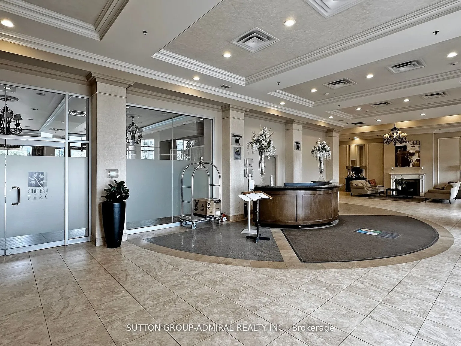 Chateau Parc North — Photo 3