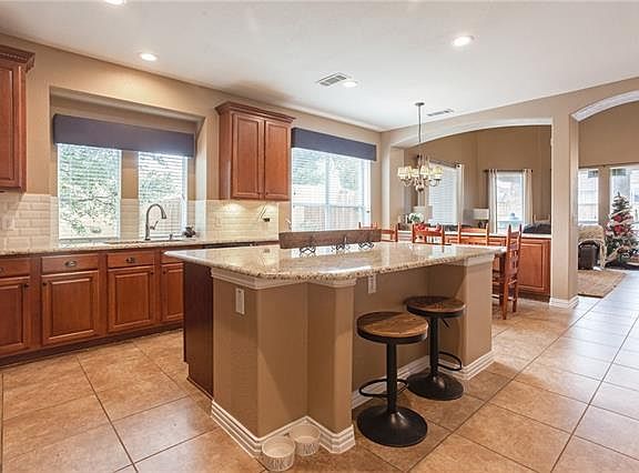 3rd image of 520 Geary Dr