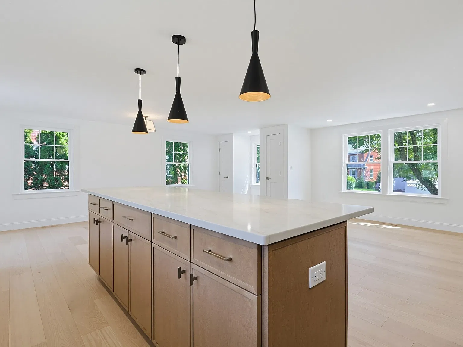 4 bed, 3.0 bath, 2600 sqft, $7,000 — Photo 4