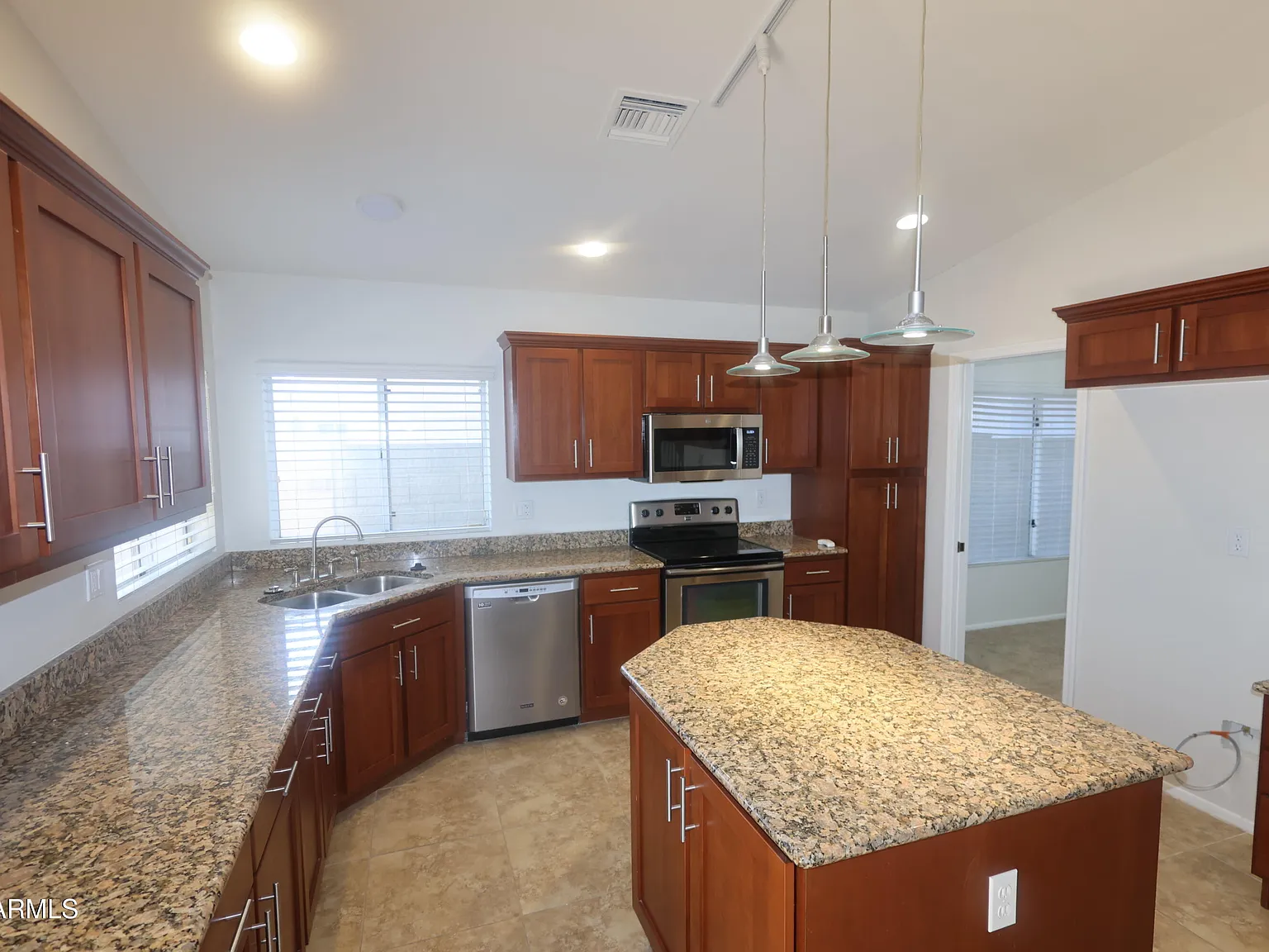 4 bed, 3.0 bath, 2719 sqft, $2,800 — Photo 4