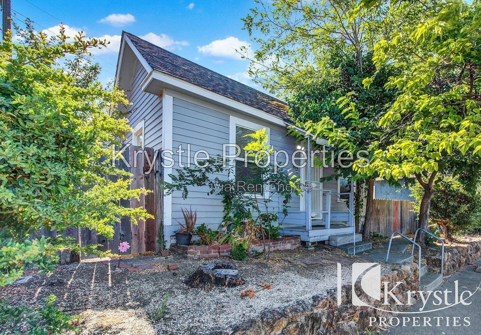 3 bed, 2.0 bath, 912 sqft, $2,000 — Photo 1