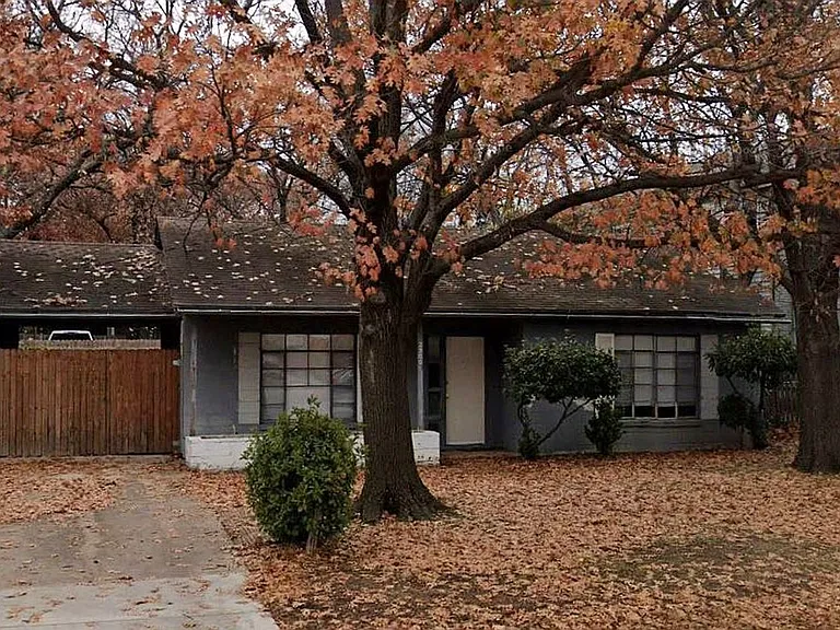 2300 W Hickory St — Photo 1