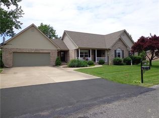 139 Woodland Ct, Brighton, IL