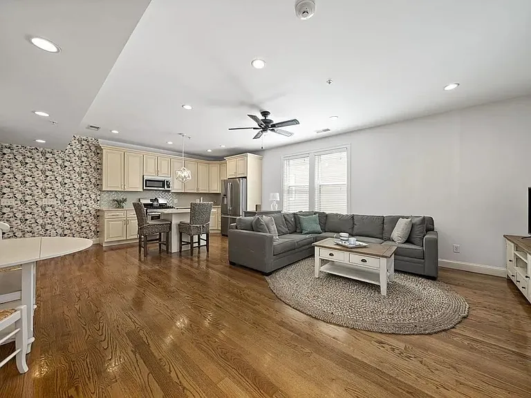 37 Coffey St #2 — Photo 3