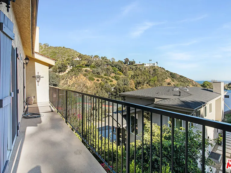3855 Rambla Pacifico #D — Photo 7