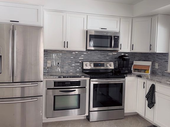 4th image of 13900 Village Ln