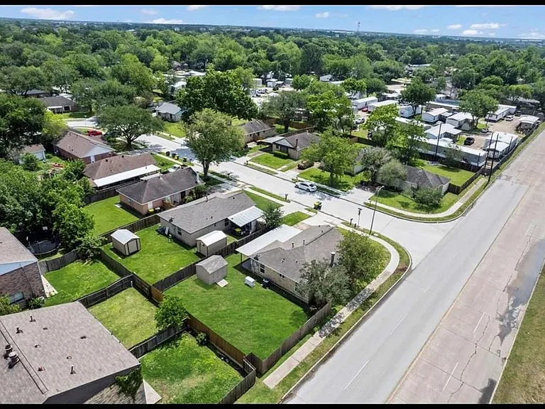4640 Orange Cir S — Photo 13