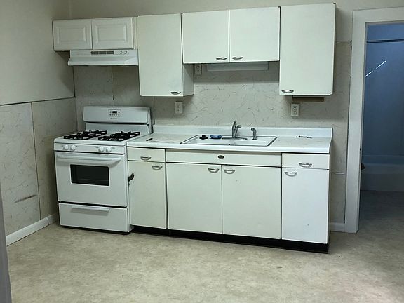 3rd image of 130 E 2nd St #3