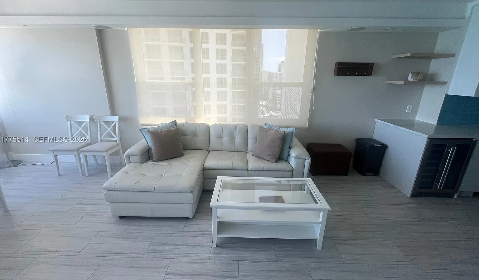 Alexander Towers Condo — Photo 4