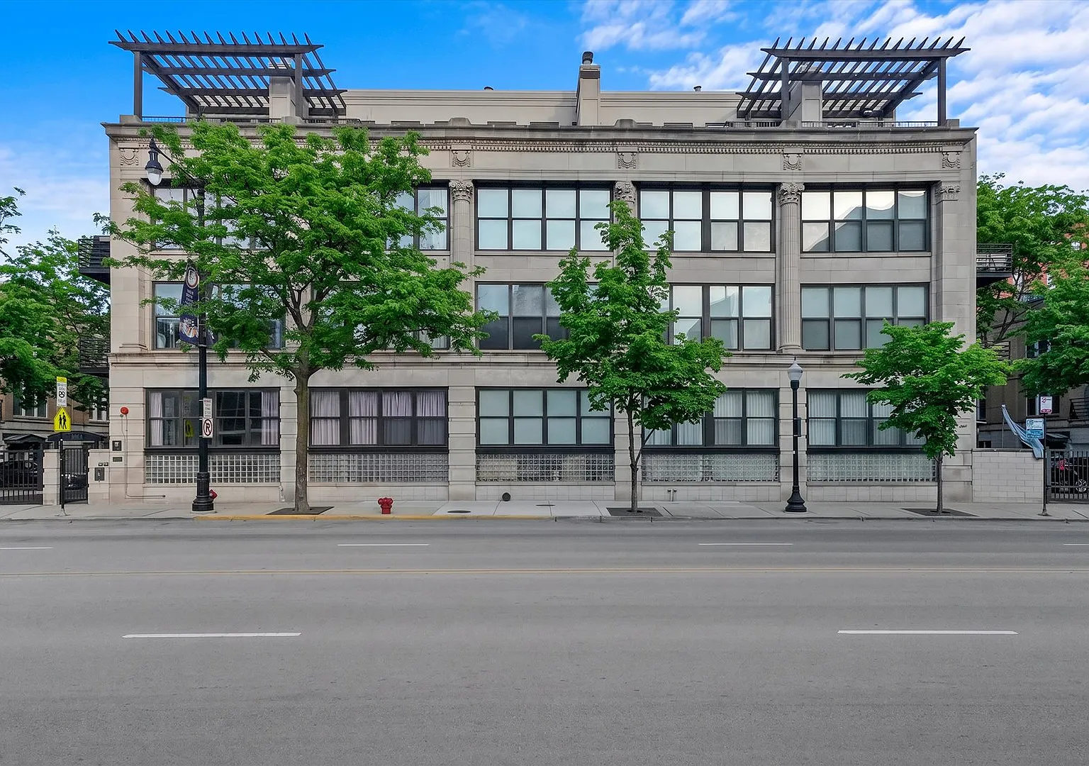 2 bed, 1.0 bath, 1100 sqft, $2,600 — Photo 1