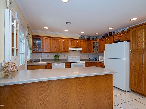 3rd image of 185B Sterling Ct #1002