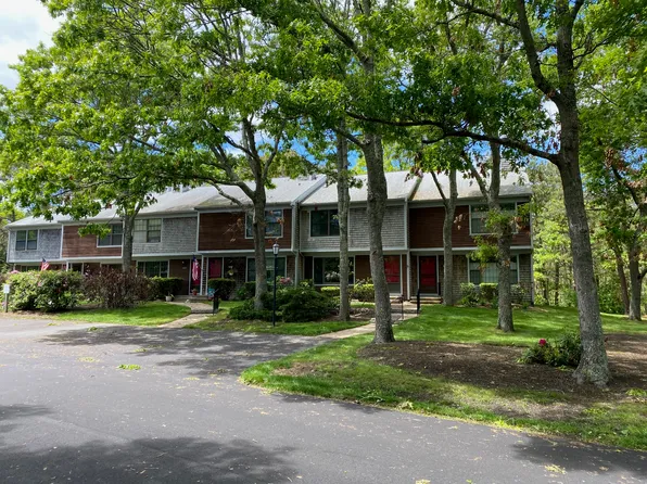 195 Falmouth Rd APT 12E, Mashpee, MA 02649