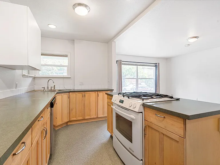 3908-3910 SE Woodward St #3908 — Photo 13