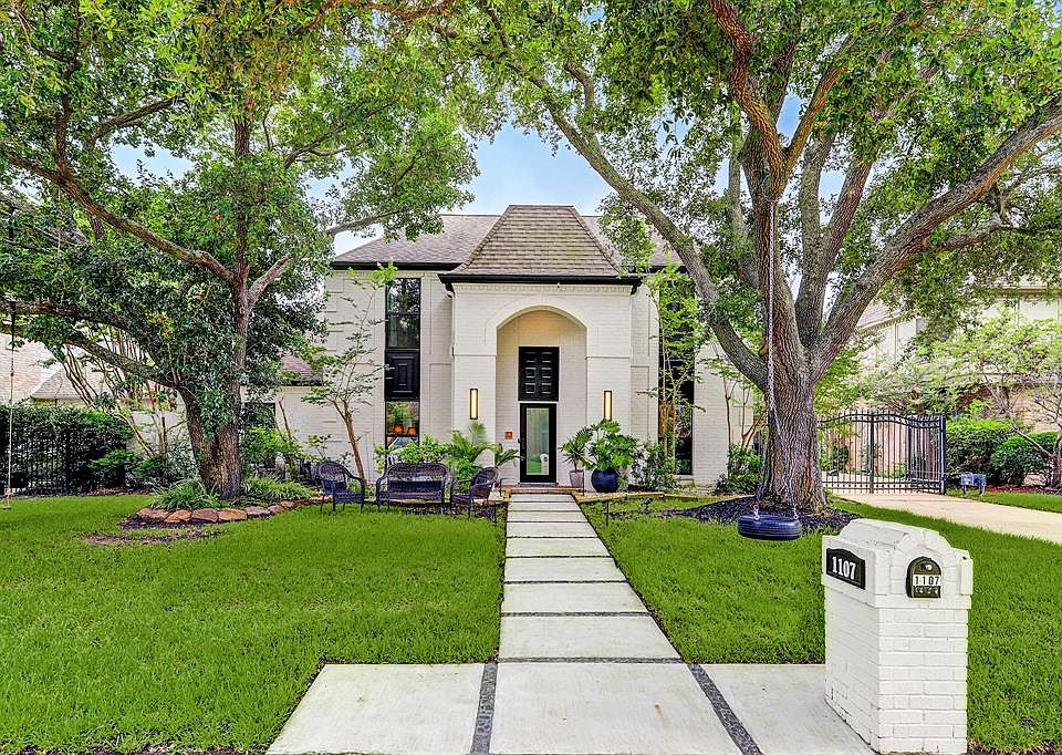 Located in the Energy Corridor, close to shopping, restaurants and employment hubs, this spacious and lovingly renovated home is ready for a new owner!