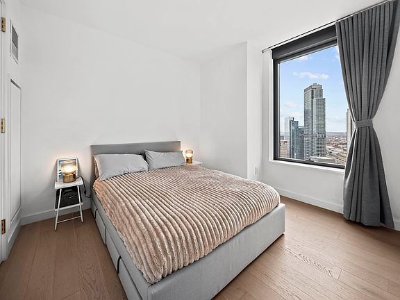5th image of 3 Court Sq APT 6006