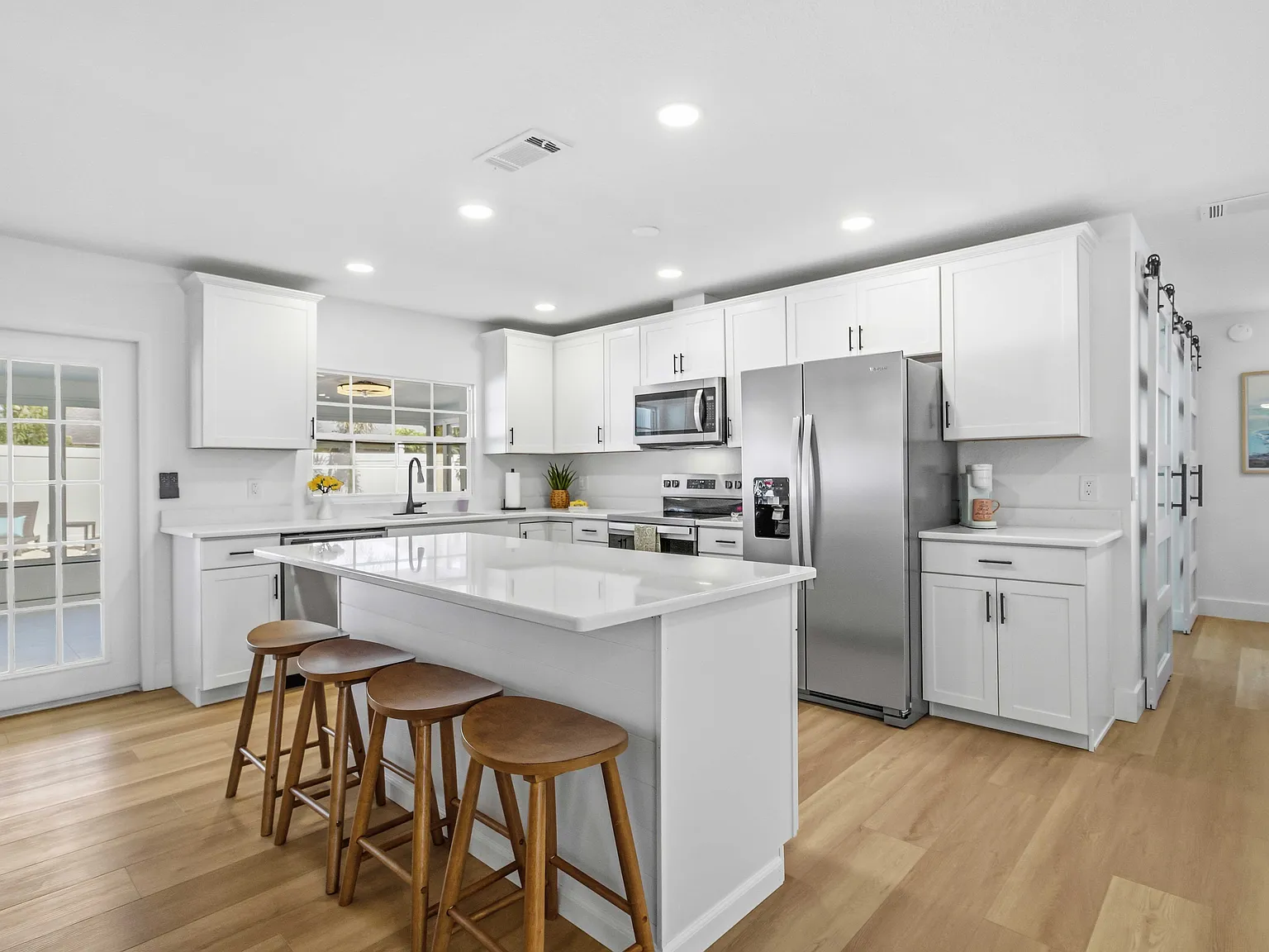 4 bed, 1992 sqft, $6,950 — Photo 4
