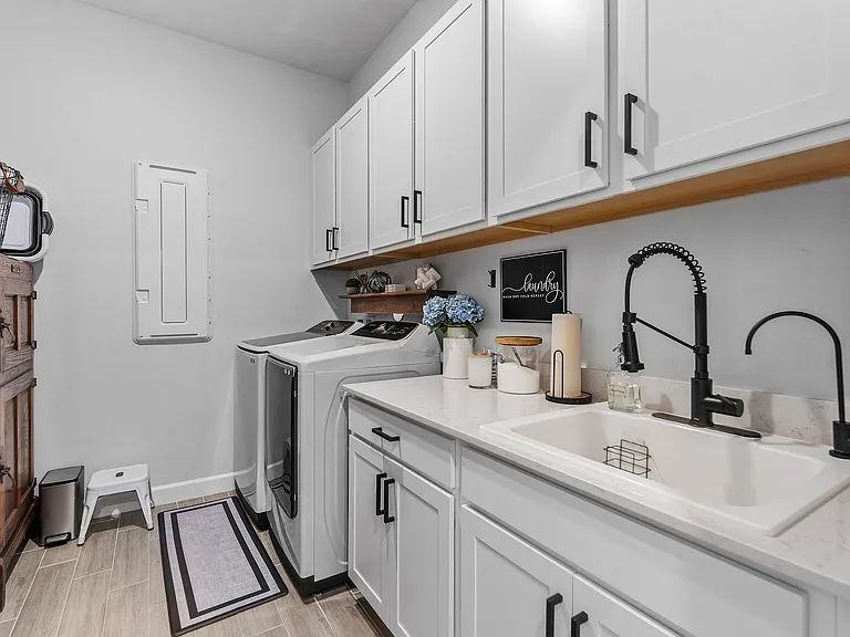 981 Castaway Ct — Photo 35