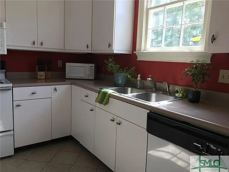 557 E Jones St — Photo 4