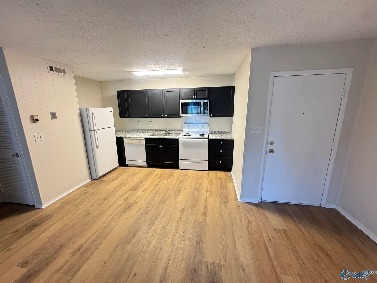 1 bed, 1.0 bath, 741 sqft, $1,100 — Photo 3
