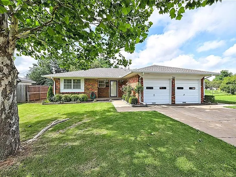 704 Crestmoor Dr — Photo 1