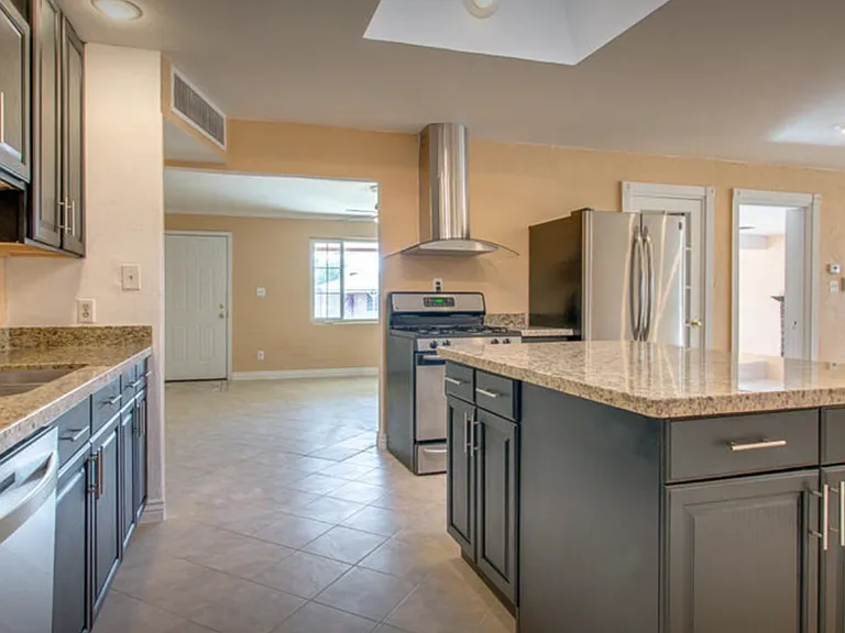 2448 W Freeway Ln — Photo 3