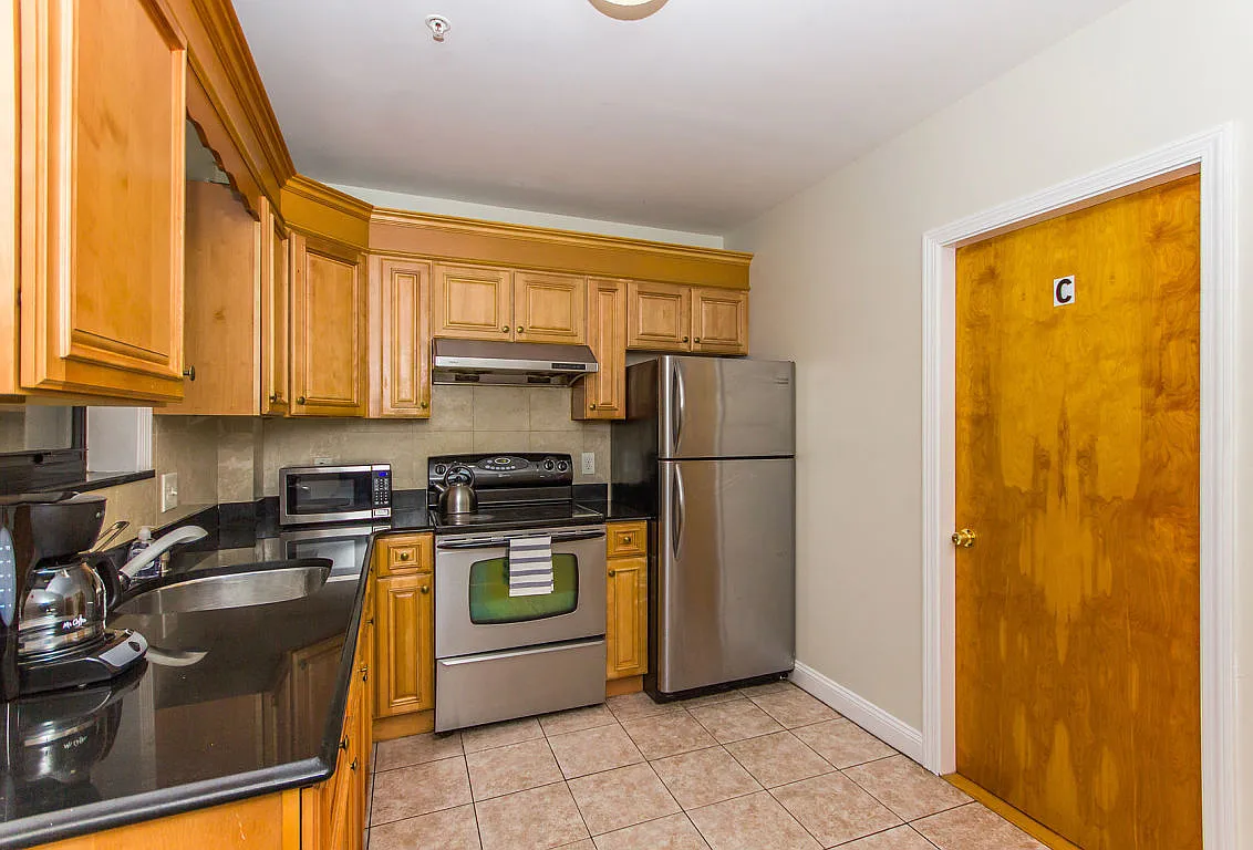 4 bed, 1200 sqft, $5,200 — Photo 2