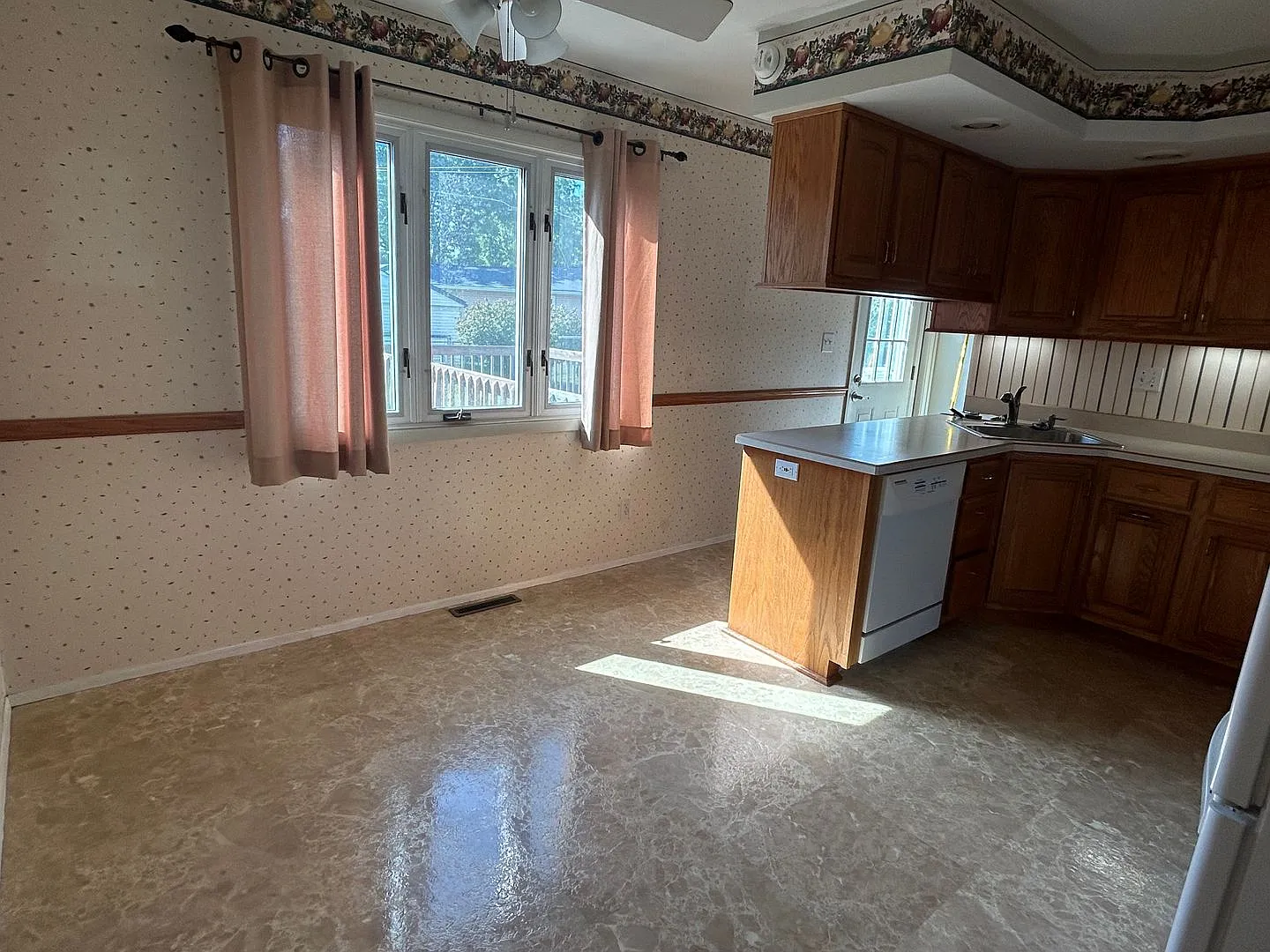Spacious 3 Bedroom, 2 Bath Home — Photo 4