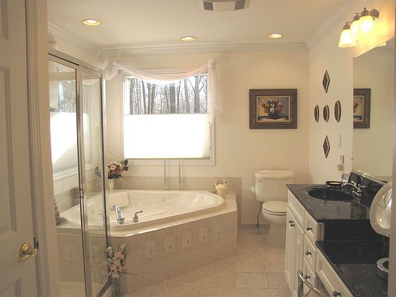 Master bath w/whirlpool & lots of light