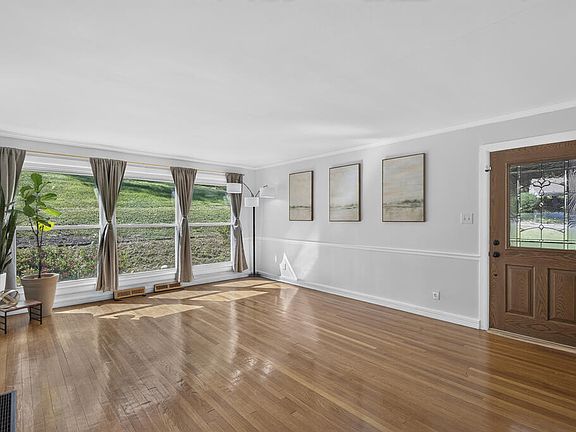 5th image of 750 Fox Meadow Ln