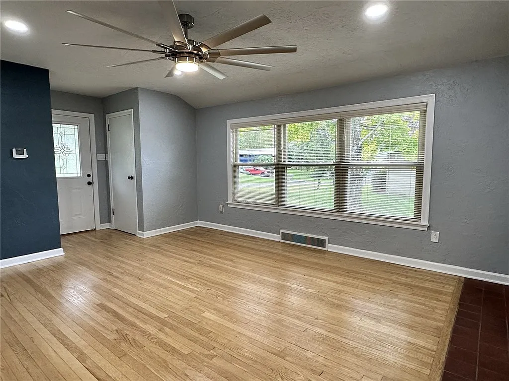 2 bed, 1.5 bath, 792 sqft, $1,350 — Photo 3
