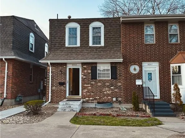 9585 Perry Ln, Overland Park, KS 66212